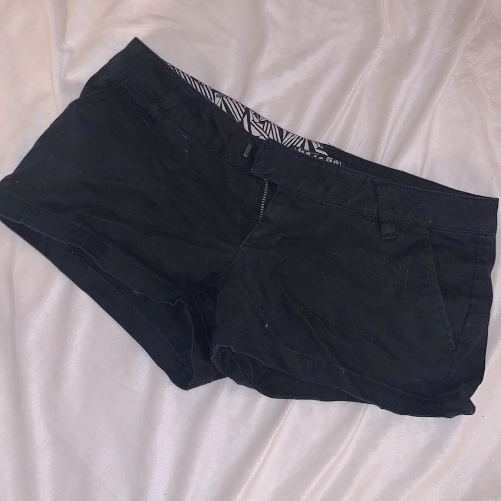 Black low rise VOLCOM mini shorts size 1